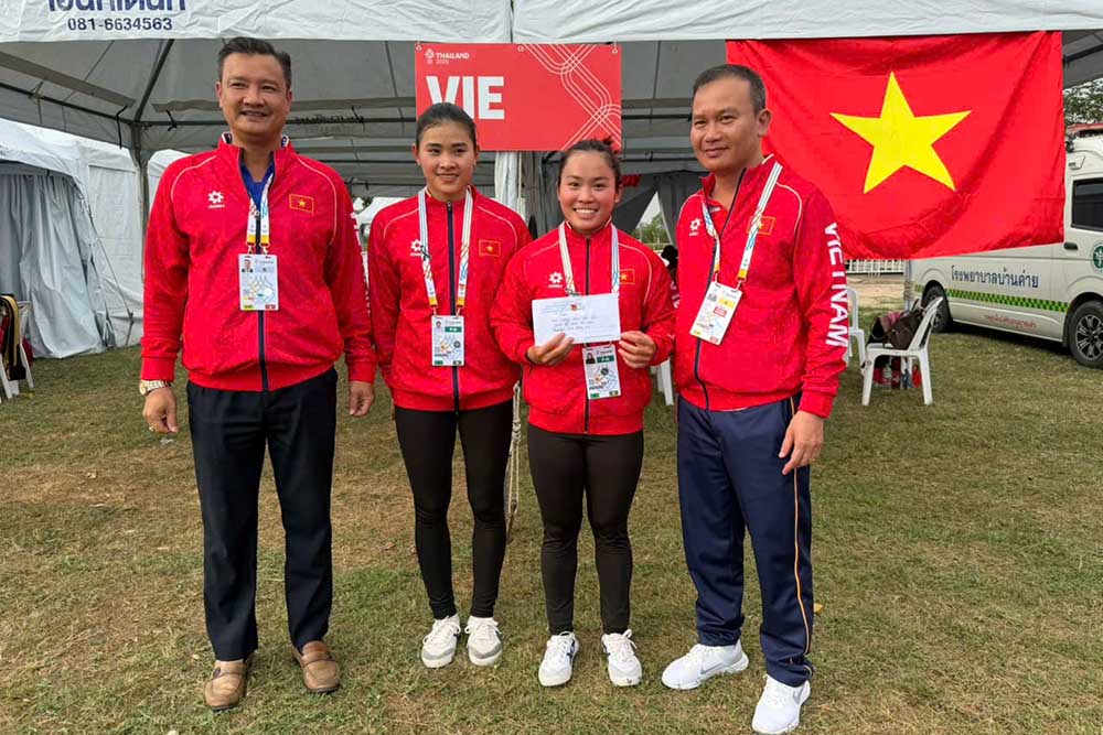Nguyen Thi Huong and Diep Thi Huong received awards when they brought home the first SEA Games 33 gold medal for the Vietnamese team. Photo: Vietnam News Agency