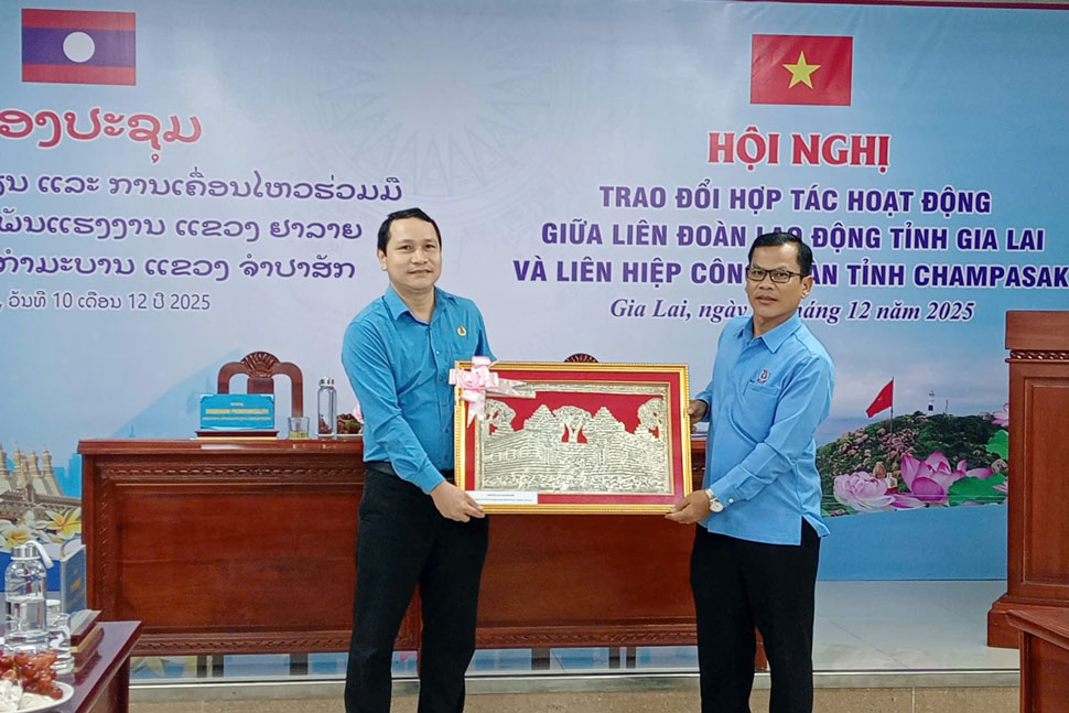 Cong doan 2 tinh tang qua luu niem cho nhau. Anh: Hoai Phuong