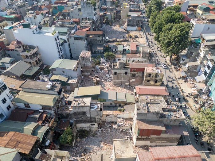 The Chairman of Hanoi directed to speed up the site clearance progress for key projects. Photo: Huu Chanh