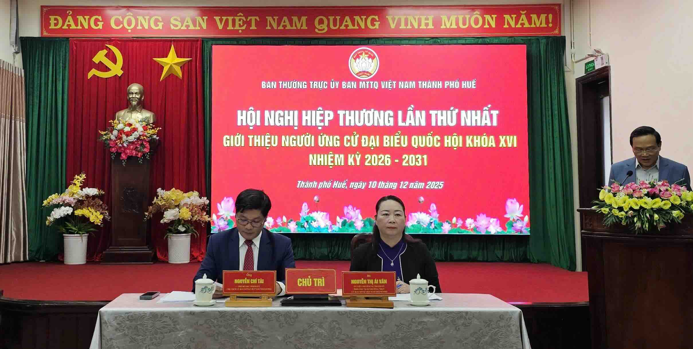 Deputy Secretary of the City Party Committee, Chairman of the Vietnam Fatherland Front Committee of Hue City Nguyen Chi Tai and Ms. Nguyen Thi Ai Van, Permanent Vice Chairman of the Vietnam Fatherland Front Committee of the city chaired the first meeting of bargaining, introducing candidates for the 16th National Assembly and People's Council delegates for the 2026 - 2031 term. Photo: Phuc Dat.