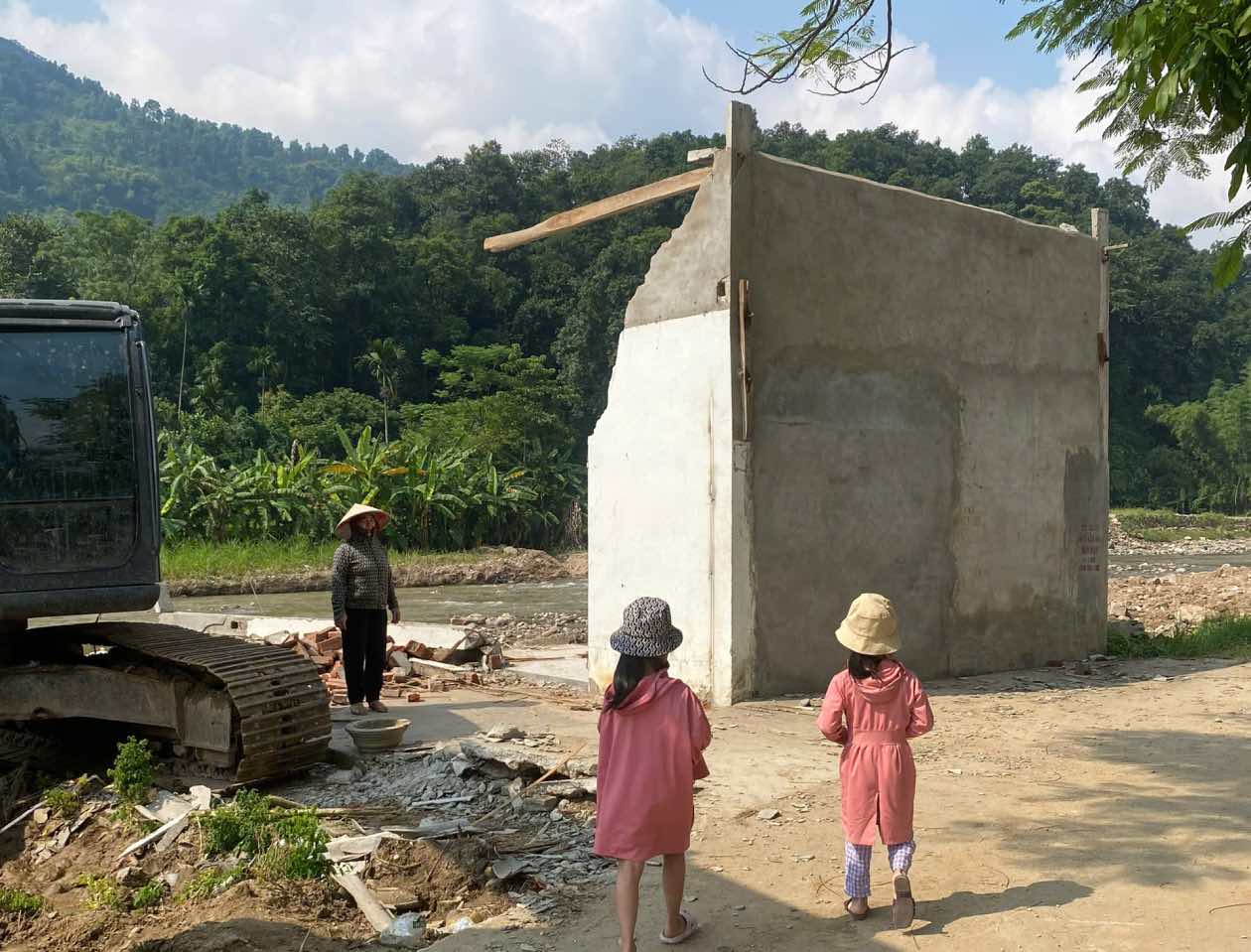 Ba Thuy xot xa dung nhin can nha chi con mot manh tuong sau tran mua lu. Anh: Nhom PV