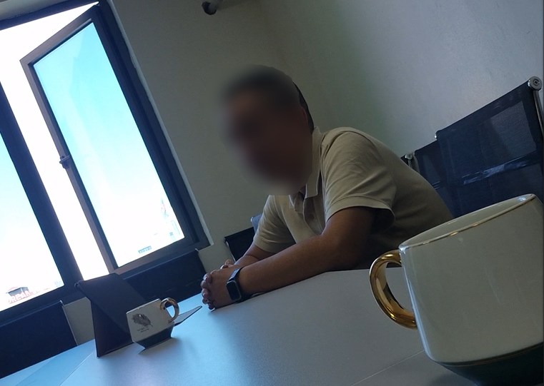 Người đàn ông ở văn phòng Công ty Cổ phần Đầu tư và thương mại Vhomes chi nhánh Bắc Ninh mời chào đặt cọc giữ chỗ khi dự án chưa đủ điều kiện. Ảnh: PV
