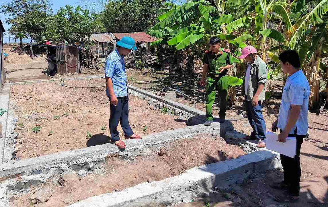 Chinh quyen dia phuong ho tro ba con xay dung nha moi. Anh: Bao Trung