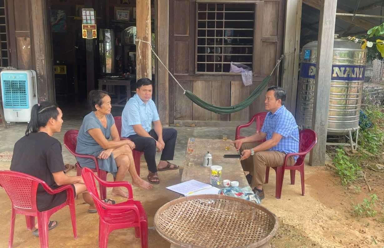 El Comite Popular de la comuna de Ia Lop (provincia de Dak Lak) ha estado y esta impulsando el trabajo de comunicacion sobre la reduccion de la pobreza para la poblacion. Foto: Bao Trung