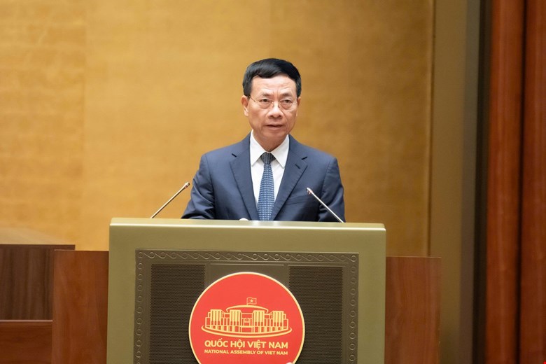 Minister of Science and Technology Nguyen Manh Hung reported on the explanation, acceptance, and revision of the Law on Artificial Intelligence. Photo: Quochoi.vn