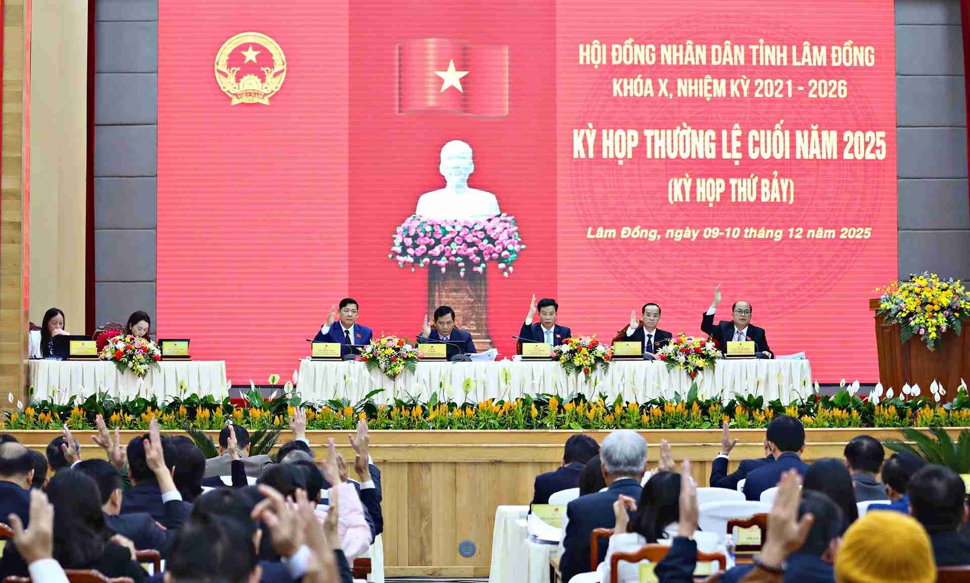 HDND tinh Lam Dong bieu quyet thong qua cac nghi quyet trinh Ky hop. Anh: Phuc Khanh