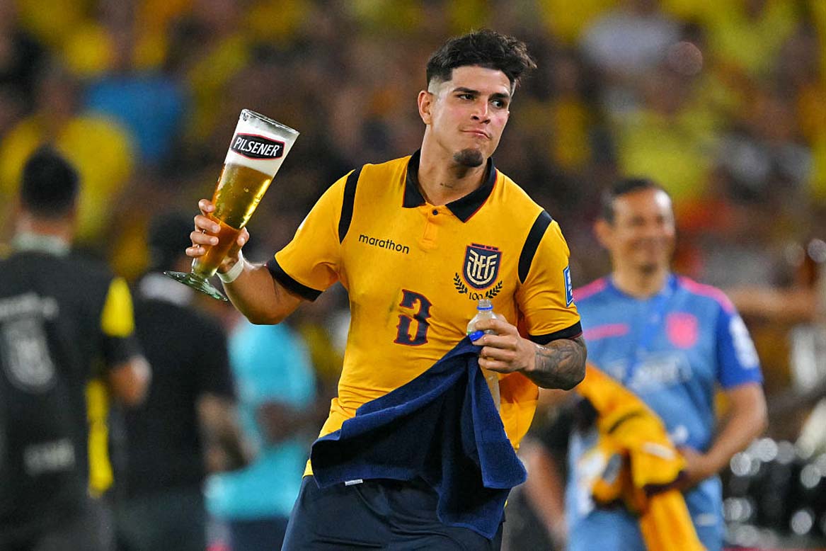 Hincapie cung phai choi voi tan suat day dac sau khi tro ve tu dot FIFA Days thang 11. Anh: AFP