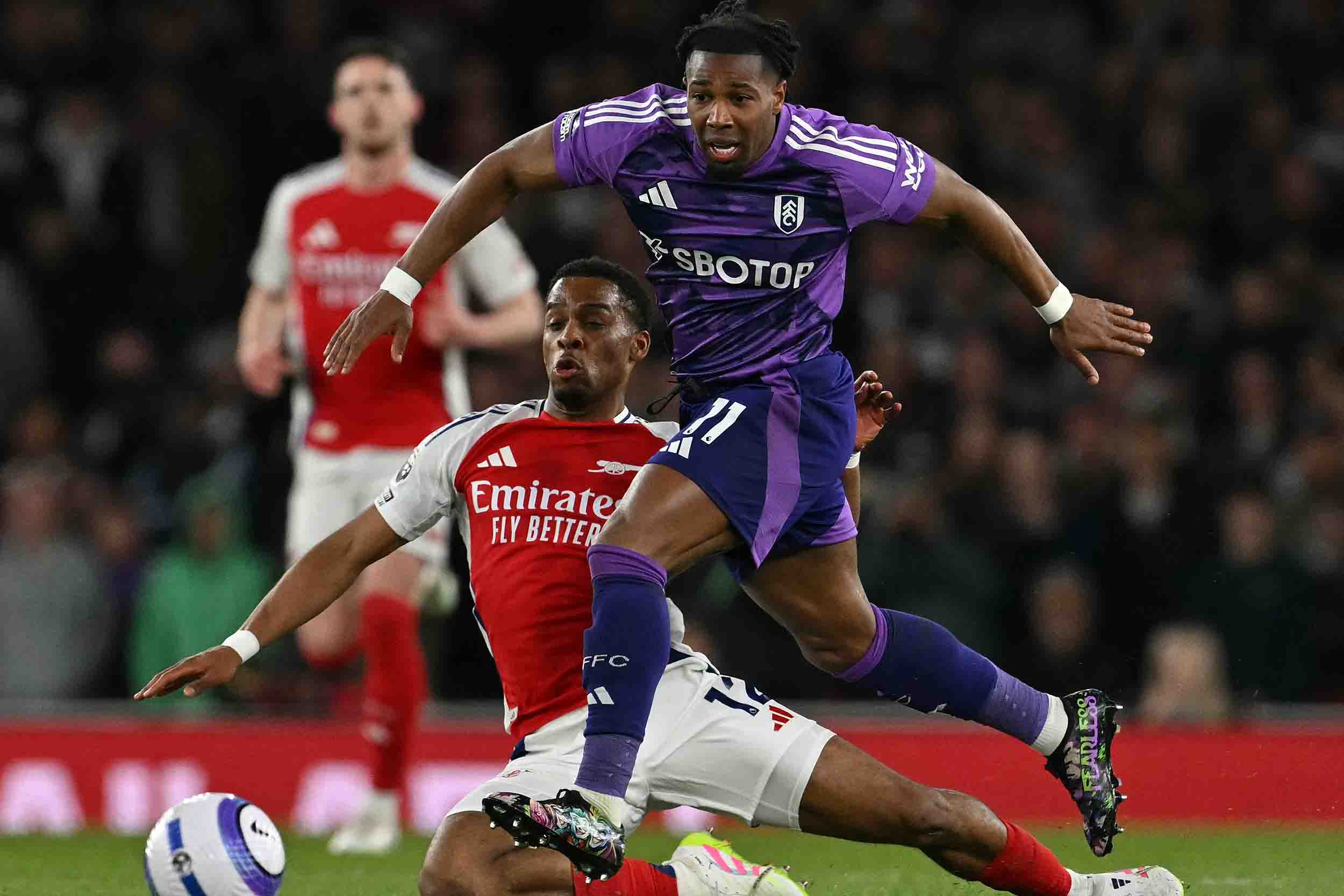 Timber da phai choi rat nhieu vi tri o hang thu khi Arsenal dinh bao chan thuong. Anh: AFP