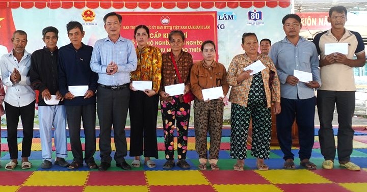 Mr. Nguyen Van Khoi - Vice Chairman of the Vietnam Fatherland Front Committee of Ca Mau province - presented money to households. Photo: Ca Mau Electronic Information Portal
