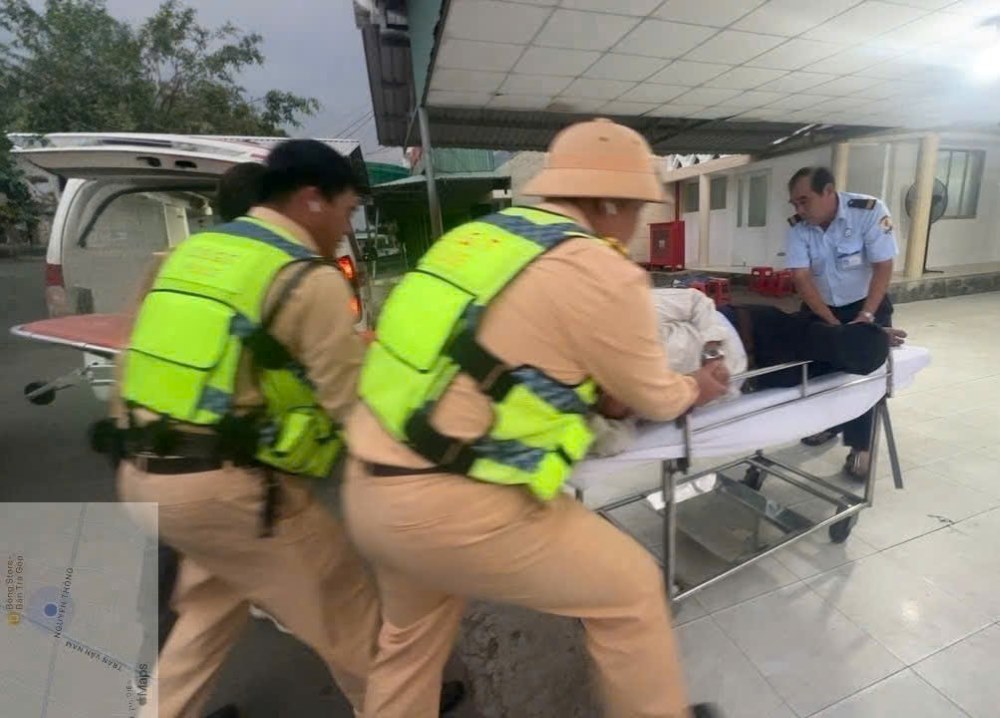 Lực lượng CSGT hỗ trợ đưa nam hành khách đang trong tình trạng ngưng thở vào bệnh viện cấp cứu kịp thời. Ảnh: CSGT