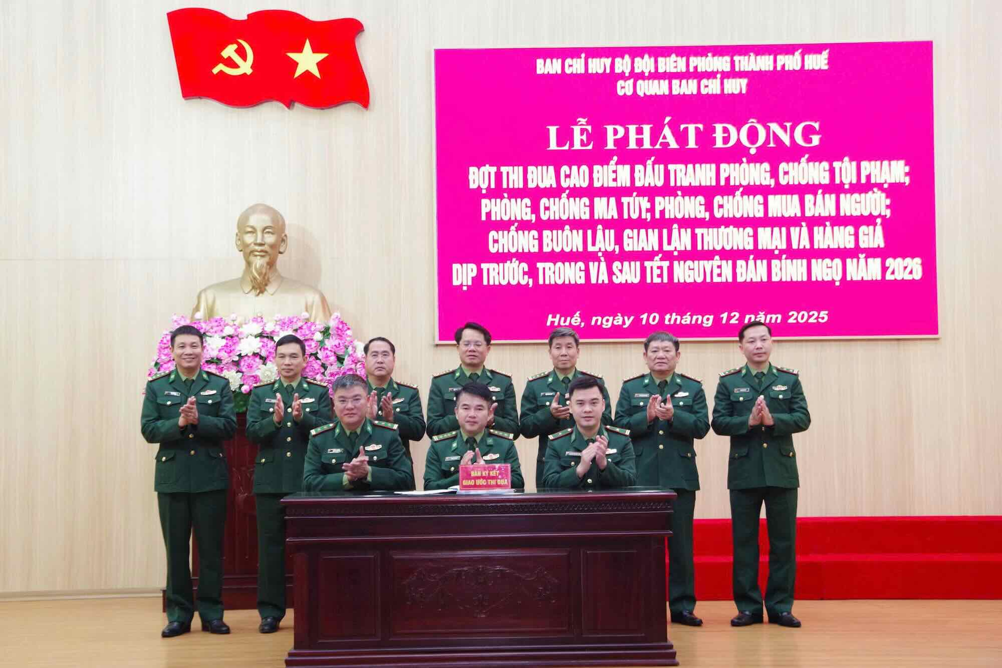 The Hue City Border Guard signed an emulation agreement. Photo: Vo Tien.