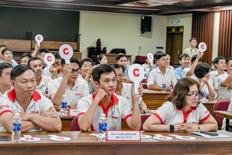 Cuộc thi kiến thức Hỏi – Đáp “Kiểm soát vệ sinh – ngăn ngừa nhiễm bẩn” diễn ra sôi nổi với sự tham gia của 17 khối phòng ban công ty Vedan. Ảnh: Vedan Việt Nam