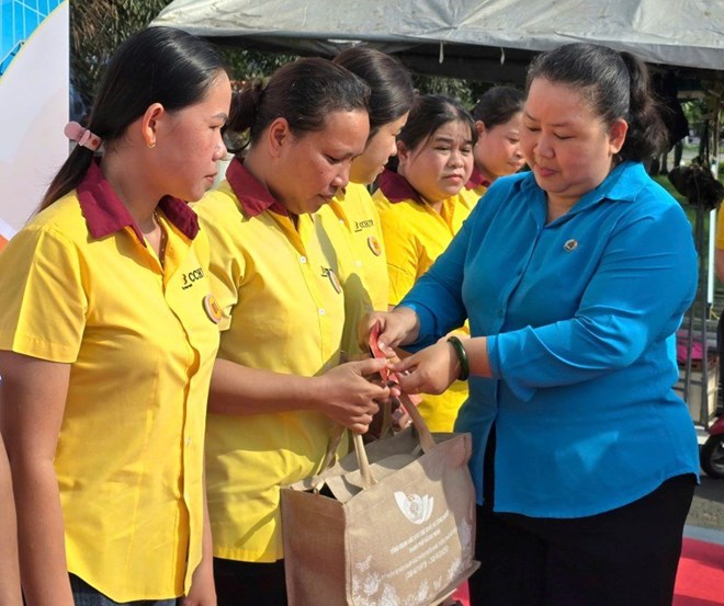 Ms. Le Thi Kim Thuy - Vice President of the Ho Chi Minh City Labor Federation - presented gifts of the "Thank You Workers" Program to union members and workers in Workers' Month 2025. Photo taken on May 11, 2025. Photo: Nam Duong