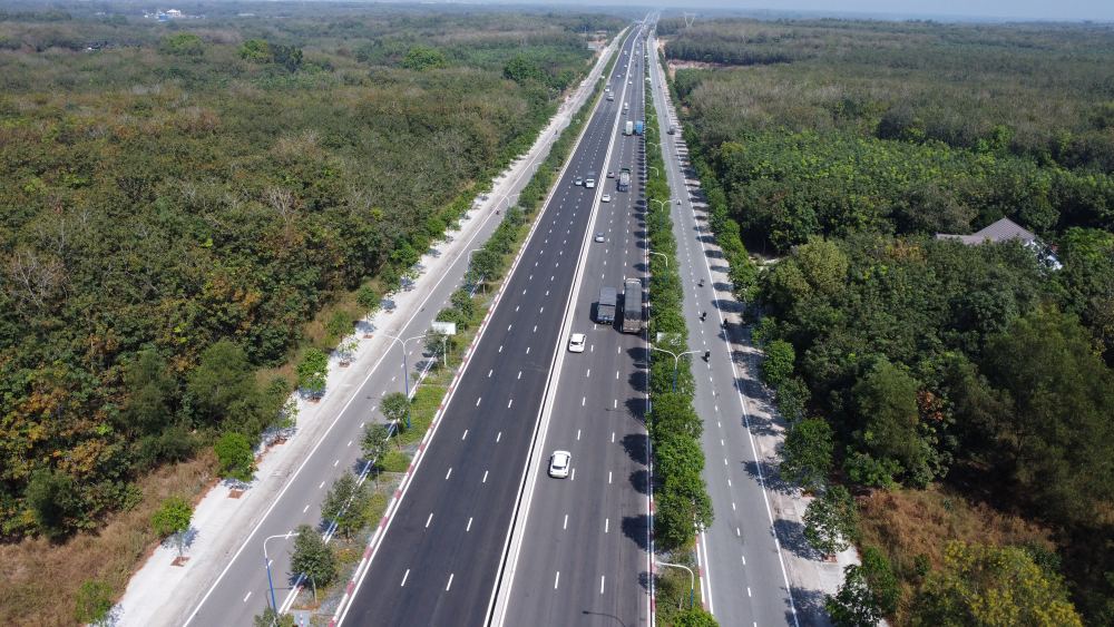 The My Phuoc - Tan Van road section has been completely built with 10 lanes. Photo: Dinh Trong