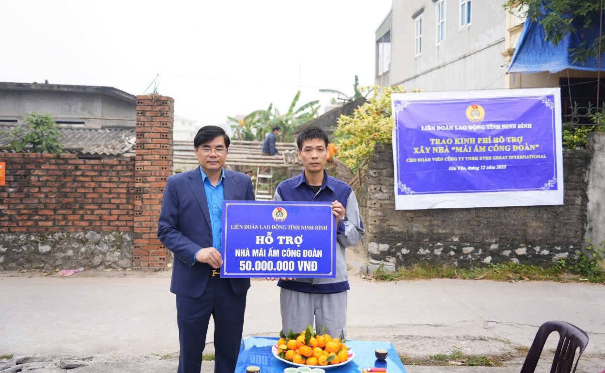Mr. Nguyen Hai Long - Chairman of the Ninh Binh Provincial Federation of Labor presented money to support the Trade Union Shelter to the family of Mr. Dang Van Phong (Thanh Long hamlet, Gia Van commune). Photo: Dieu Anh