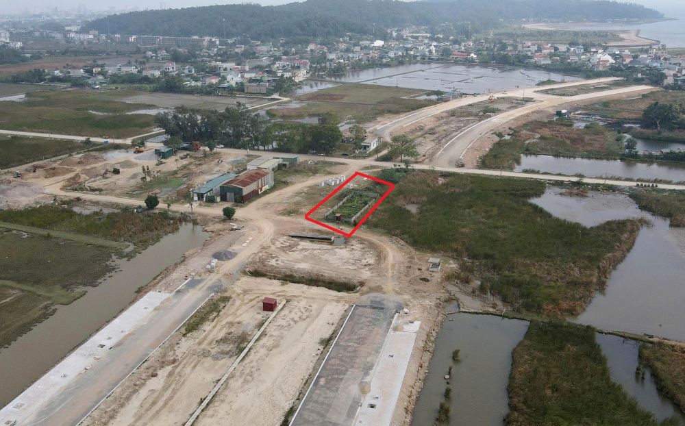 Khu mo to cua 2 dong ho nam trong khu vuc thi cong du an. Anh: QUACH DU