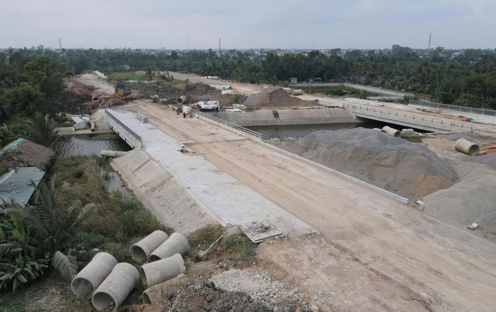 Canh ngon ngang tren cong truong thi cong tuyen duong hon 630 ti dong dang cham tien do. Anh: QUACH DU