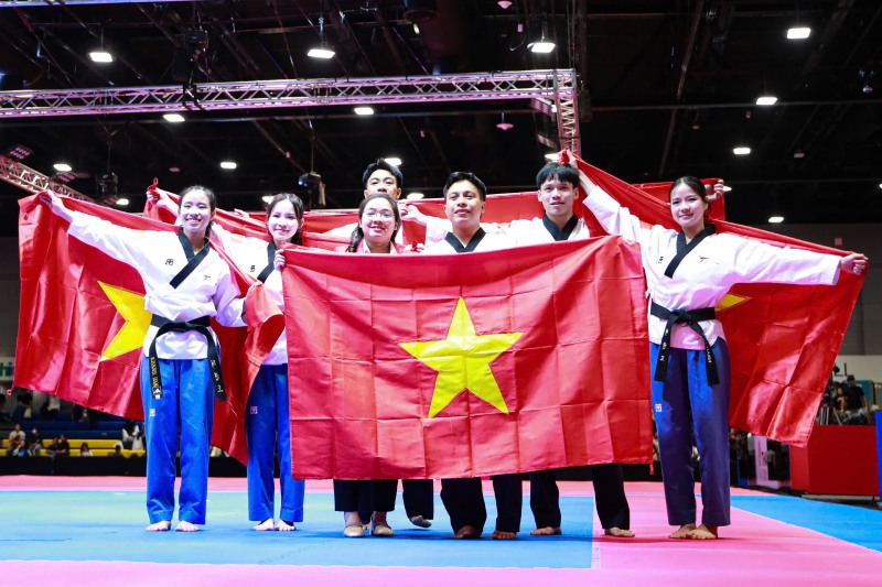 The Vietnamese taekwondo team won the gold medal in the mixed team creativity event. Photo: Minh Dan
