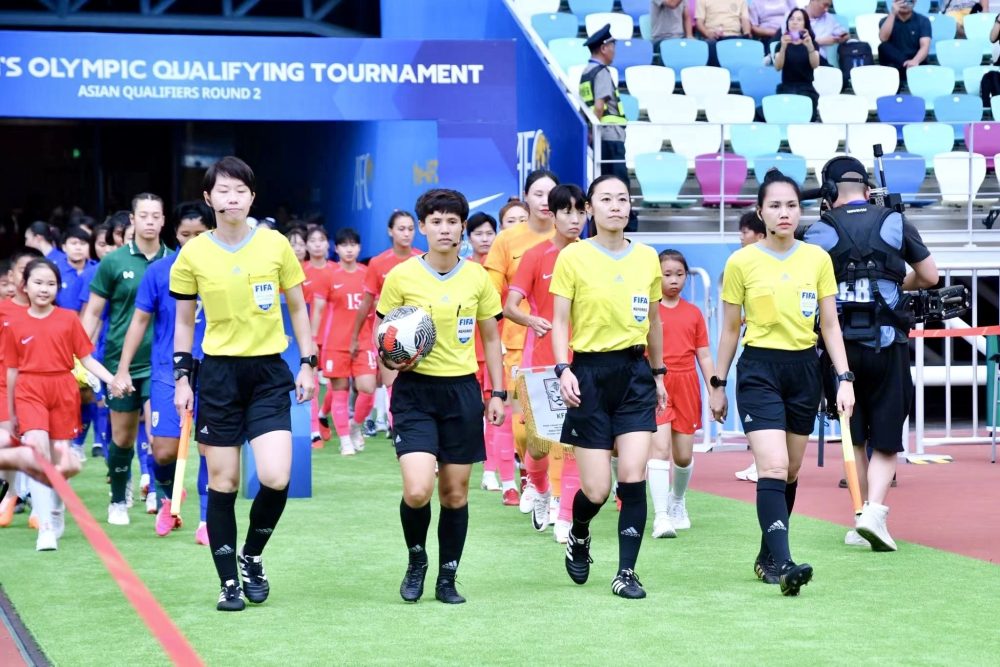 Referee Le Thi Ly (2nd from left) and assistant referee Ha Thi Phuong (far right). Photo: VFF