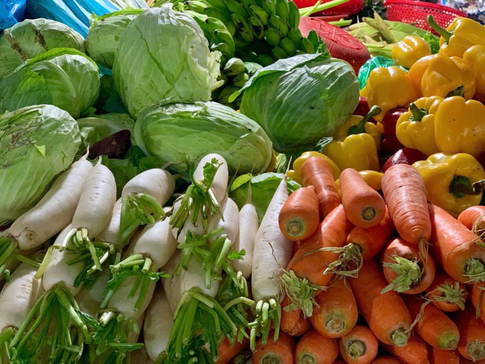 Gia rau cu qua o Da Nang van chua co dau hieu ha nhiet. Anh: Thanh Huyen