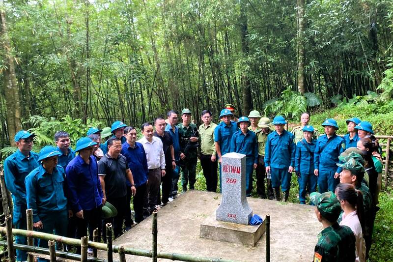 La policia comunal se coordina con el puesto fronterizo de Chieng Son y las fuerzas de patrulla y control de la linea fronteriza en la comuna de Xuan Nha. Foto: Truong Son