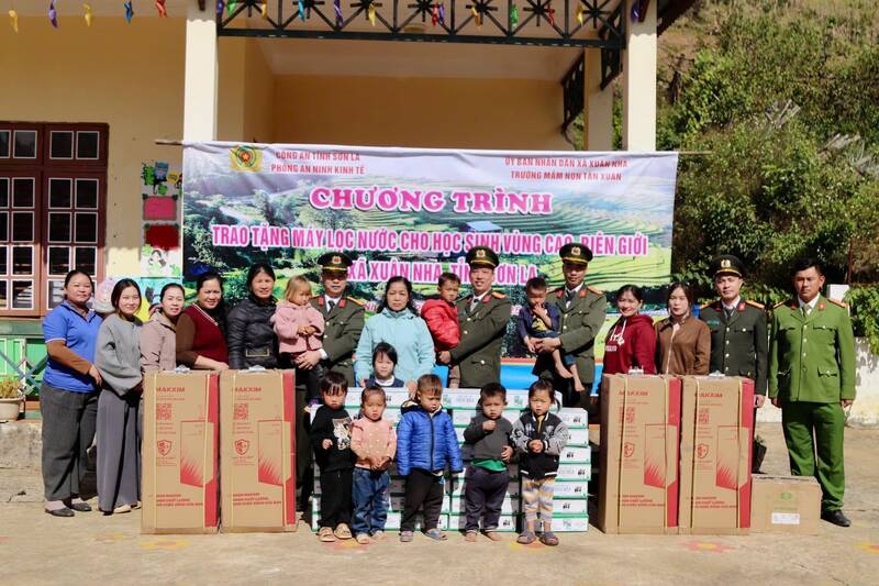Phong An ninh doi ngoai, Cong an tinh Son La tang qua cho ho ngheo xa Xuan Nha. Anh: Trung Hieu