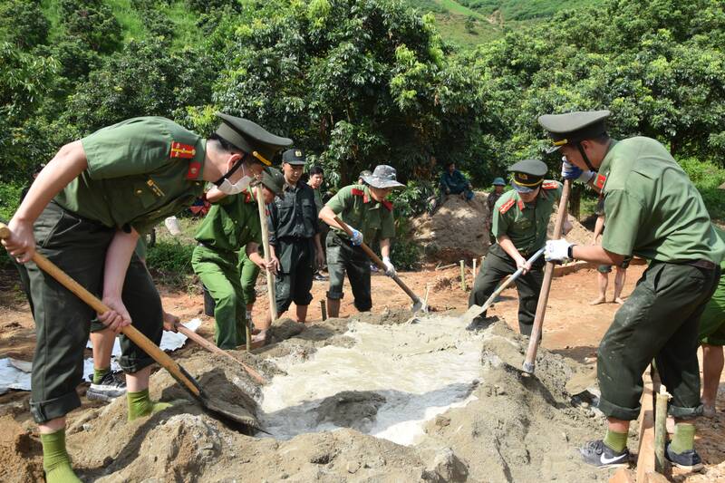 Luc luong cong an Son La giup nhan dan ban Cat, xa Muong Hung lam duong giao thong nong thon. Anh: Truong Son