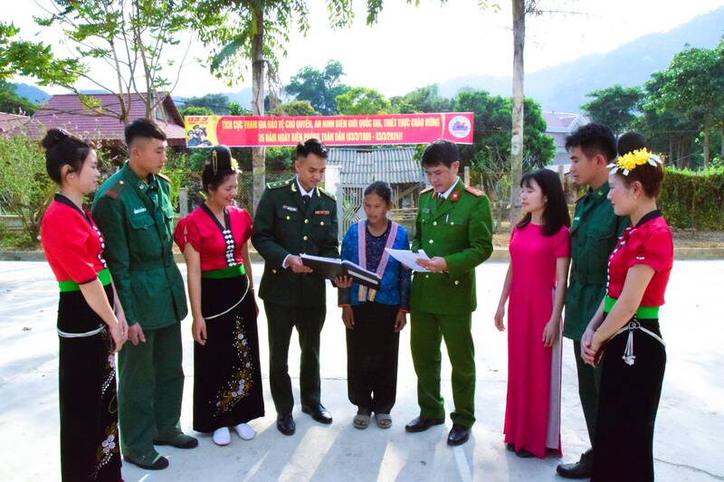 Cac luc luong tuyen truyen phong, chong ma tuy tai xa Muong Leo. Anh: Truong Son