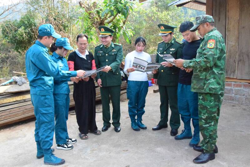 Ong Song A Tua cung can bo, chien sy Don Bien phong Chieng Son tuyen truyen bao ve duong bien moc gioi va an ninh trat tu, phong chong ma tuy. Anh: Truong Son