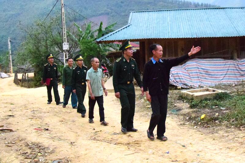 ong Giang Khua Dinh cung bo doi bien phong Nam Lanh nam bat tinh hinh trong ban Hua Lanh, xa Sop Cop. Anh: Truong Son