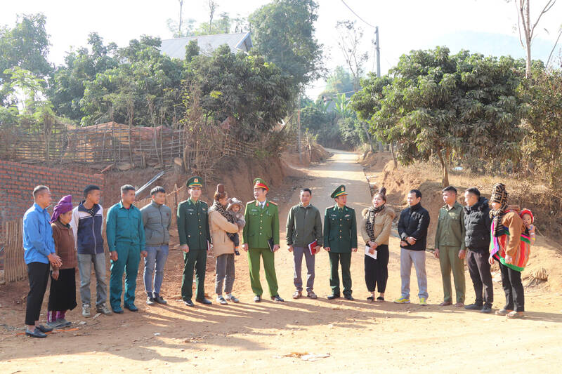 Can bo Don Bien phong Cua khau Chieng Khuong va Cong an xa Chieng Khuong, tuyen truyen nhan dan ban Puong chap hanh cac quy dinh phap luat. Anh: Truong Son