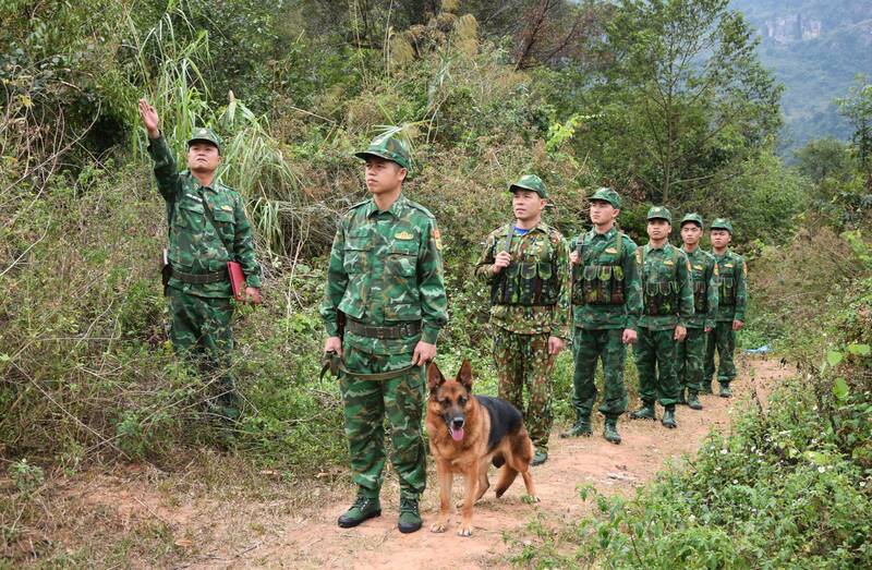 Can bo, chien si Don Bien phong Chieng Son tuan tra bien gioi. Anh: Truong Son