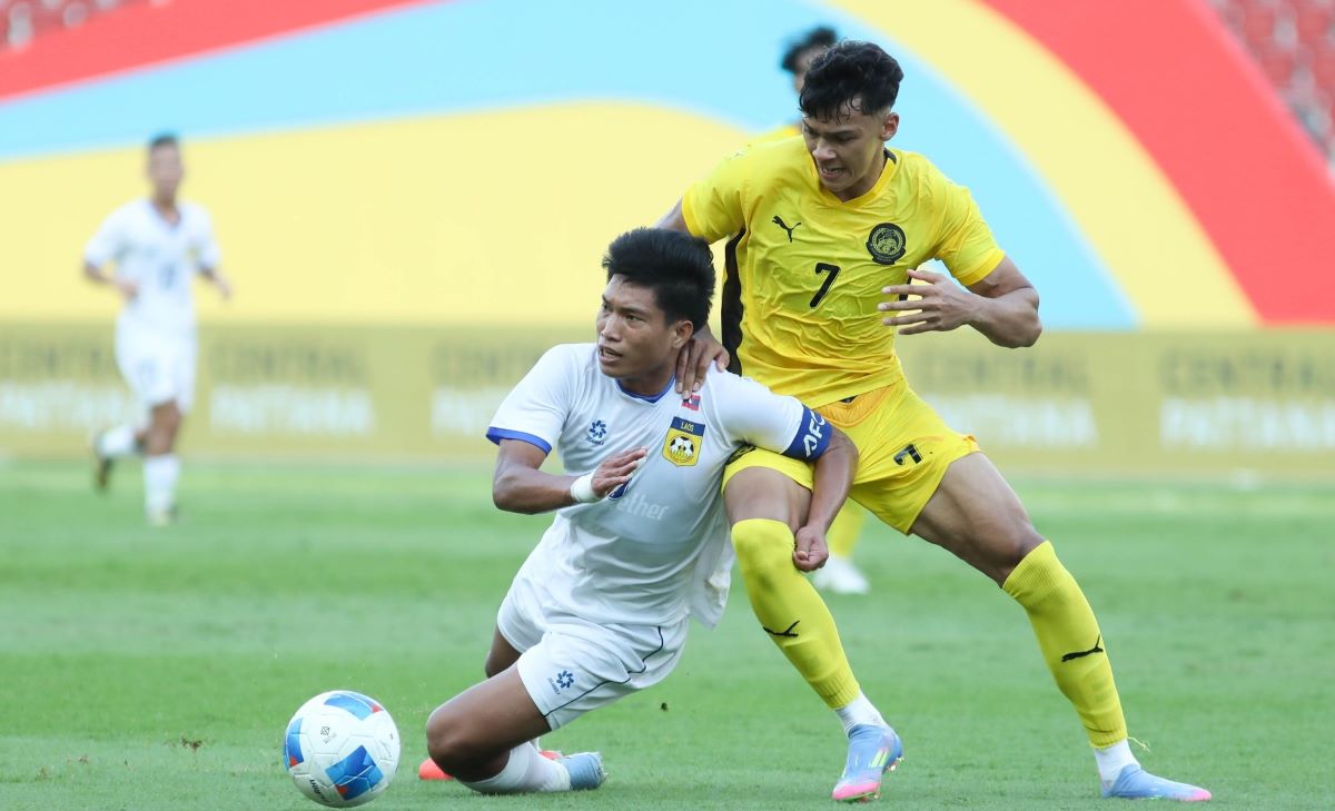 U22 Malaysia (áo vàng) có lợi thế trước trận gặp U22 Việt Nam. Ảnh: LĐBĐ Lào