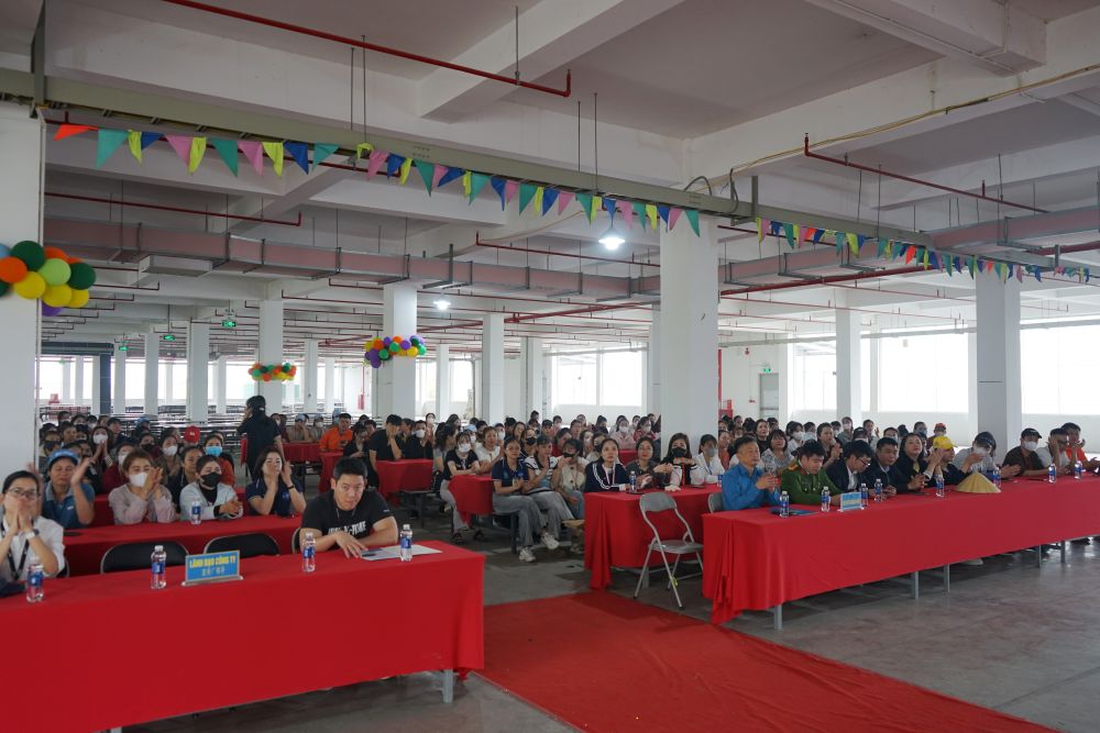 Cac dai bieu va hang tram cong nhan tham gia le phat dong. Anh: QUACH DU