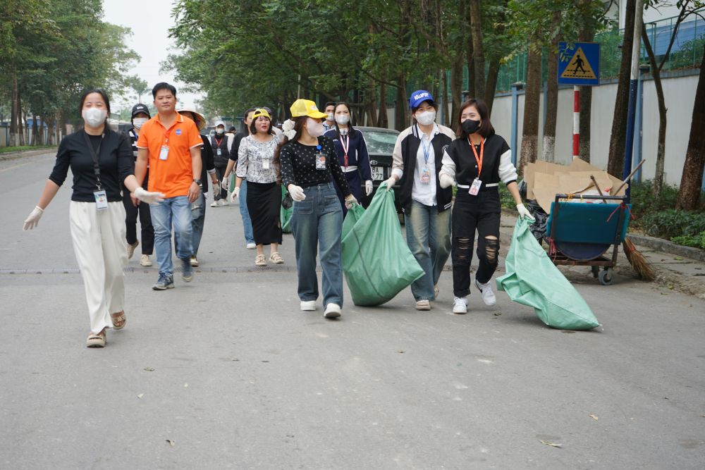 Can bo cong doan va dong dao cong nhan hung khoi tham gia trong cay va don ve sinh xung quanh cong ty. Anh: QUACH DU