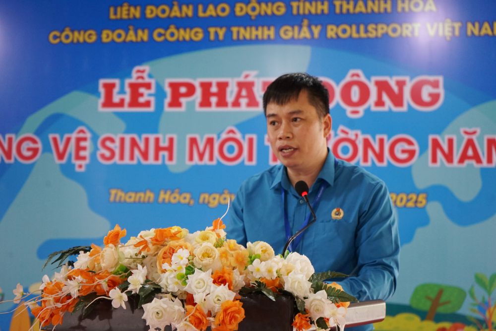 Ong Nguyen Van Ty - Chu tich Cong doan Cong ty TNHH Giay Rollsport Viet Nam phat bieu tai le phat dong. Anh: QUACH DU