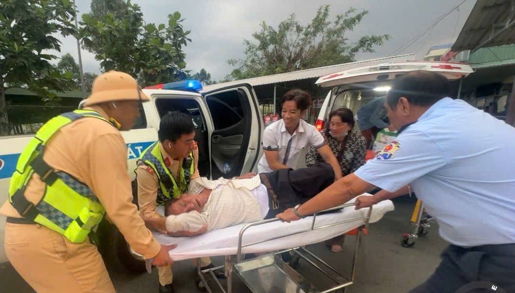 Phút sinh tử trên cao tốc, CSGT mở đường giành lại sự sống cho hành khách ngưng thở. Ảnh: Anh Tú.