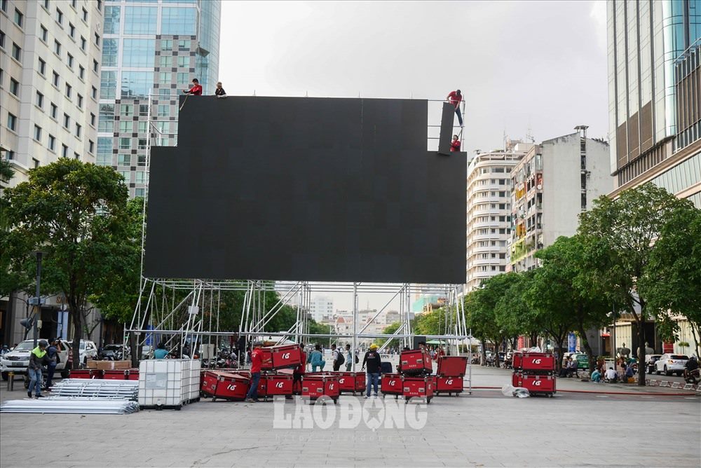 Ho Chi Minh City has installed LED screens on Nguyen Hue walking street many times to serve fans watching football. Photo: Anh Tu