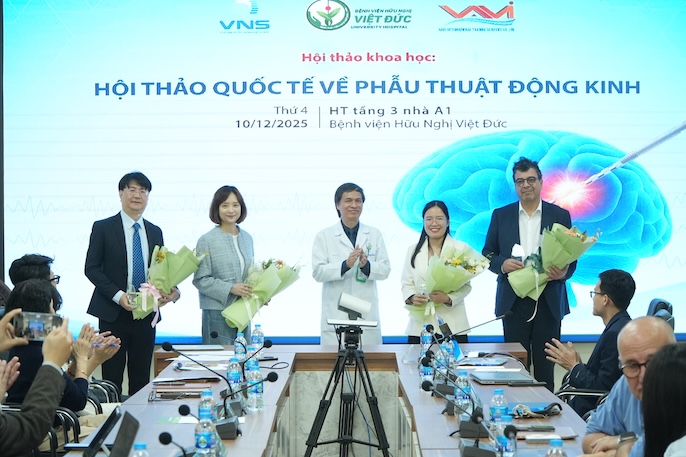 PGS.TS Dong Van He - Chu tich Hoi phau thuat Than kinh Viet Nam, Pho Giam doc Benh vien Huu nghi Viet Duc tang hoa cho cac bao cao vien. Anh: BVCC