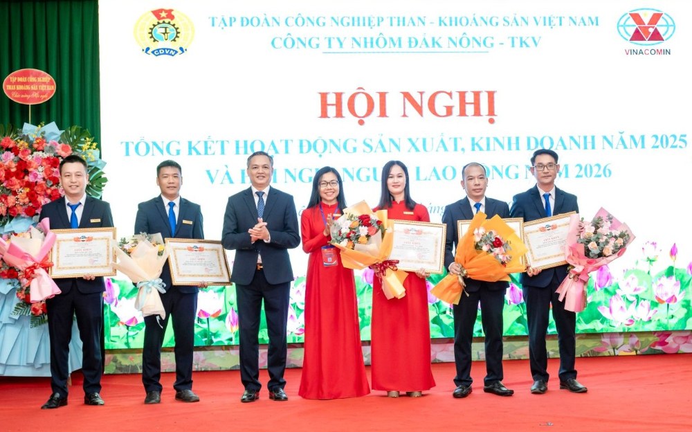 Cong ty khen thuong cac tap the co thanh tich xuat sac trong nam 2025. Anh: TKV  