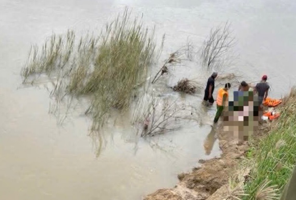 Thi the nan nhan duoc tim thay duoi song. Anh: Pham Duy