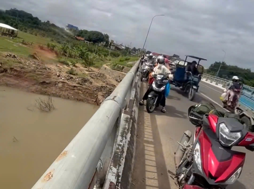 Nhieu nguoi dan dung tren cau theo doi vu viec. Anh: Duy Tuan