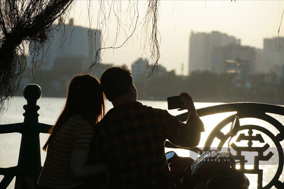 When couples feel listened to and understood, love becomes more stable thanks to the habit of building emotional safety. Photo: Tung Giang