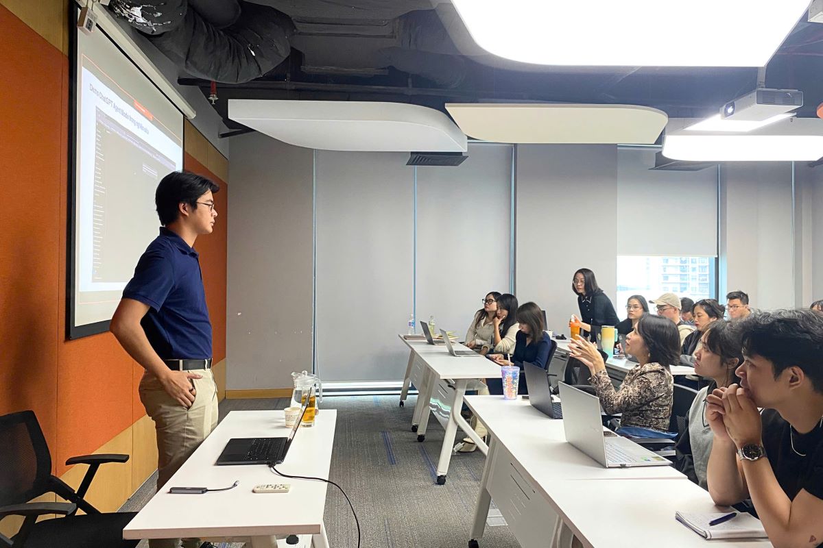 Dao tao ung dung AI giup doanh nghiep tu dong hoa va nang hieu qua marketing truyen thong. Anh: DNCC