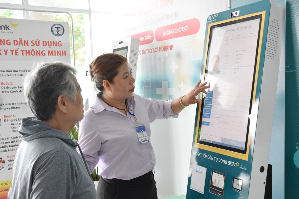 Gia Lai provincial health workers instruct people on how to use smart medical kiosks. Photo: Department of Health