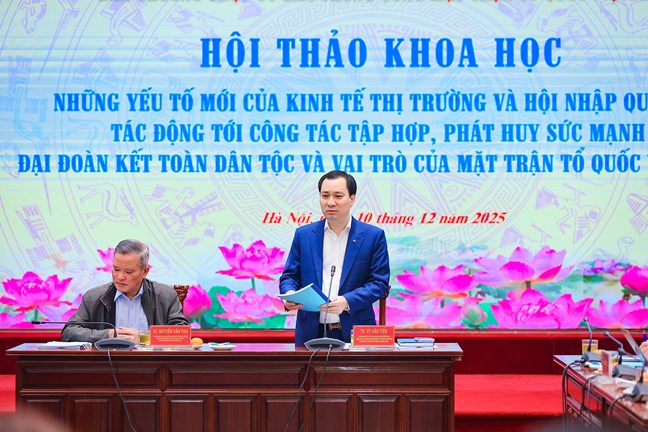 TS. Vu Van Tien, Uy vien Doan Chu tich, Truong Ban Tuyen giao Co quan Uy ban Trung uong MTTQ Viet Nam phat bieu tai Hoi thao.