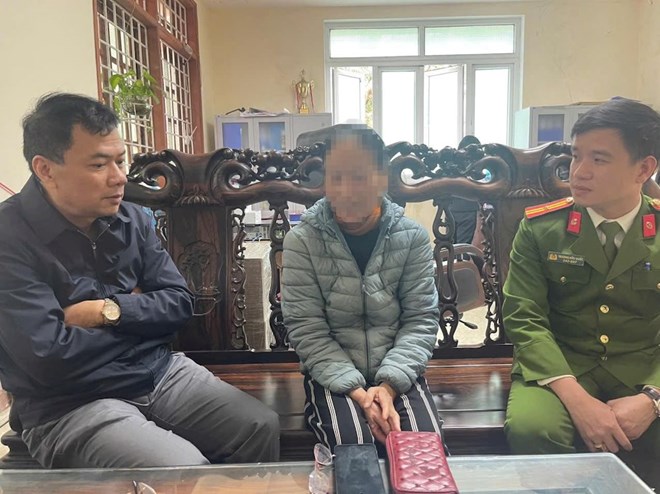 Cong an xa Vinh Linh ngan chan kip thoi ba H chuyen tien cho nguoi la. Anh: Cong an xa Vinh Linh