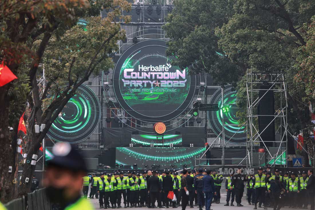 The Herbalife Countdown 2025 program is held at Dong Kinh Nghia Thuc Square. Photo: Viet Anh