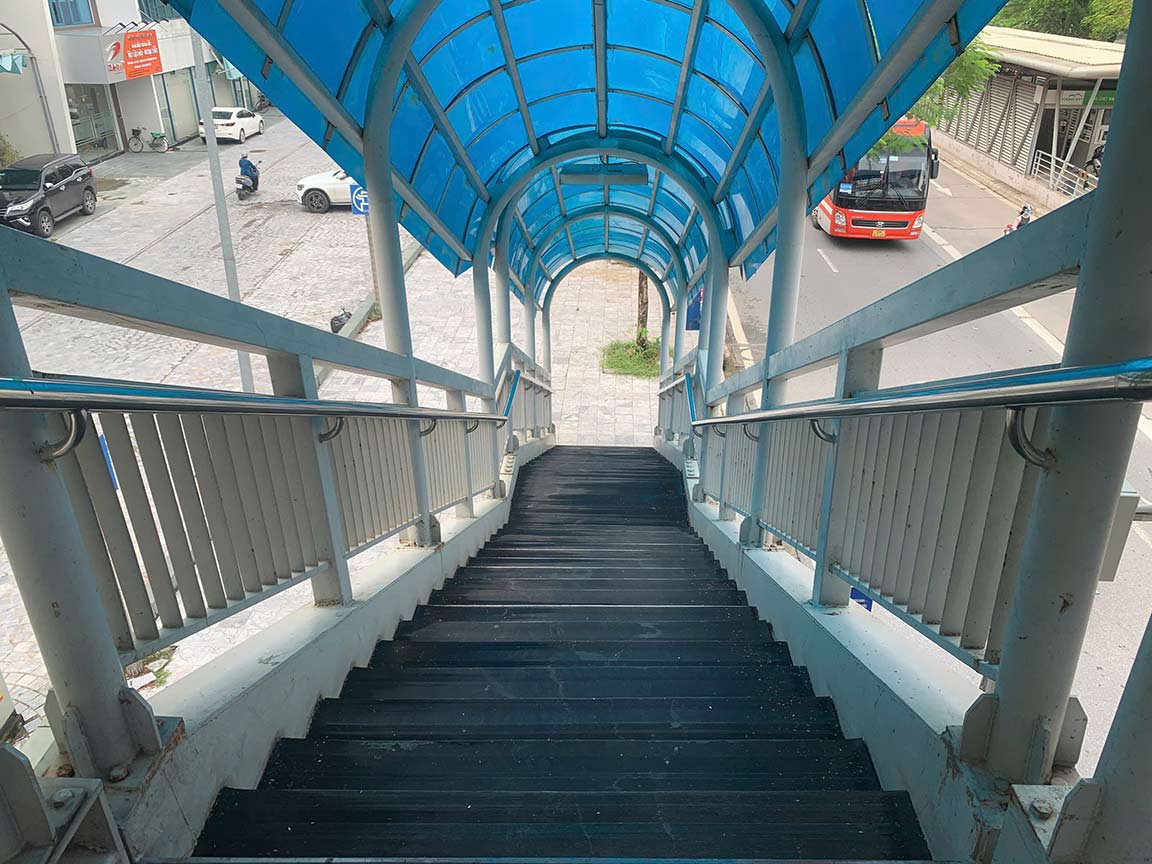 Hanoi diverts traffic to install a pedestrian bridge on Xuan Thuy Street. Photo: Nhat Minh