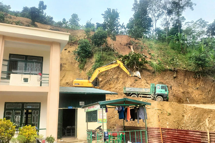 The crack at Chieng So Secondary Boarding School for Ethnic Minorities, Muong Luan Commune, Dien Bien Province is currently being handled. Photo: Nguyen Hy